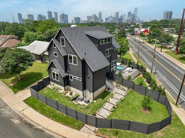 UT Football Fave – Lounge + Bar, Projector, Pool! gallery image 2