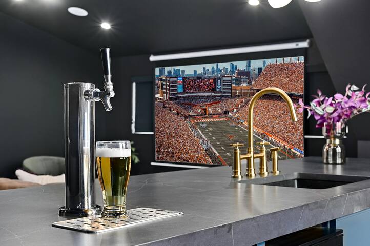 UT Football Fave – Lounge + Bar, Projector, Pool! gallery image 4