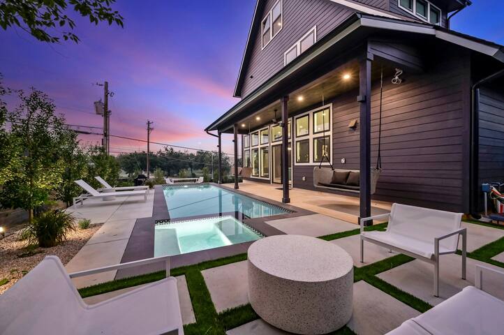 UT Football Fave – Lounge + Bar, Projector, Pool!