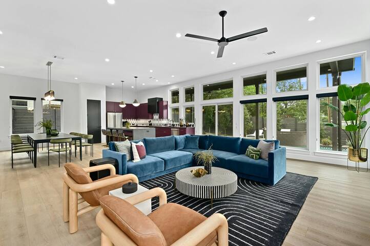 UT Football Fave – Lounge + Bar, Projector, Pool! gallery image 5