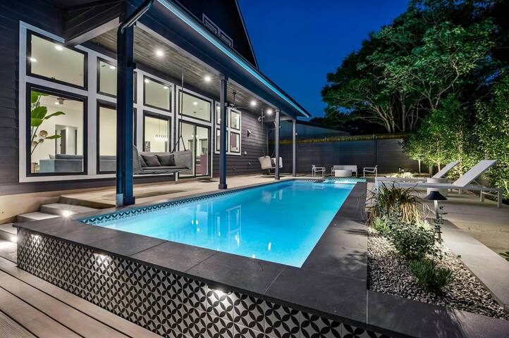 UT Football Fave – Lounge + Bar, Projector, Pool! gallery image 3