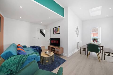 Top Airbnb: Modern Bristol Retreat - Near Temple Meads in Brislington West
