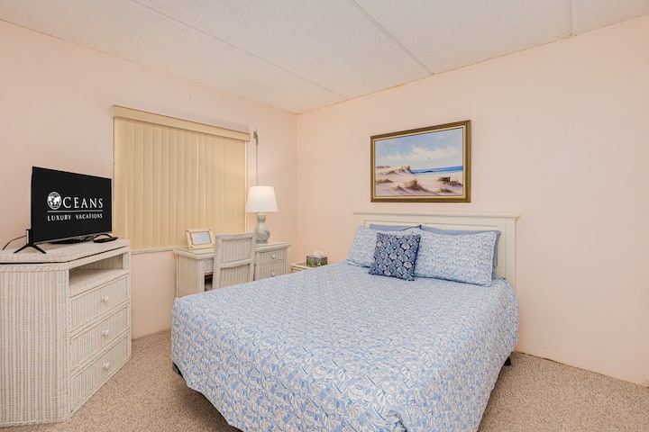 Chumba cha kulala cha mgeni kilicho na dawati na kiti