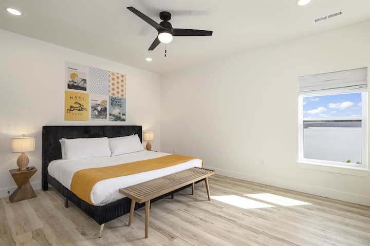 上层： 6号卧室，带加大双人床和套房卫生间