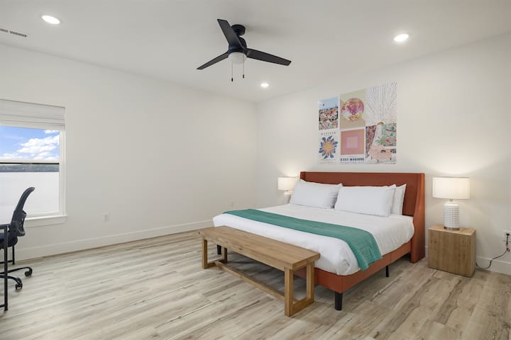 上层： 5号卧室，带加大双人床、书桌和套内卫生间