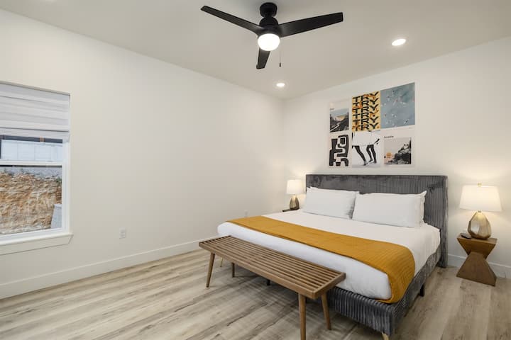 上层： 8号卧室，带加大双人床和套房卫生间