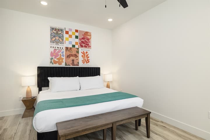 上层： 7号卧室，带加大双人床和套房卫生间