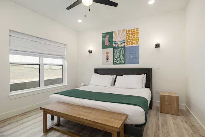 主楼层： 1号卧室，带加大双人床、桌子和套内卫生间