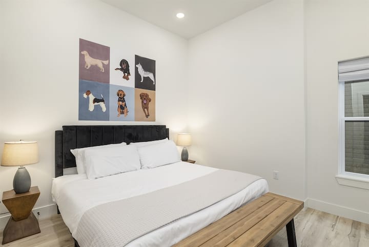 地下室层： 4号卧室，带加大双人床和套房卫生间