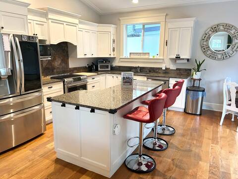 Bright Spacious Home w/ Back Yard
