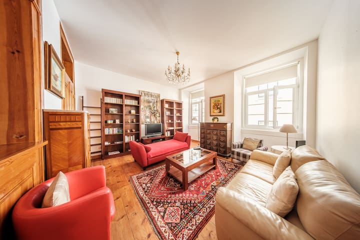 Classic Family Friendly Central Apartment in Baixa