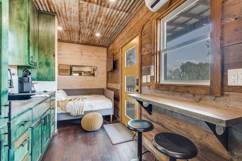 The GlampBox. Waterfront, 20 acres, Starlink WIFI!