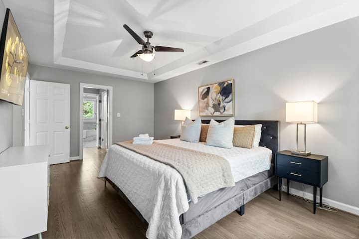 Grand lit King dans la chambre principale