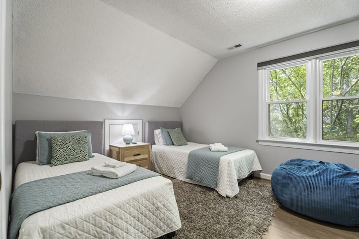 Lits jumeaux dans la salle de jeux