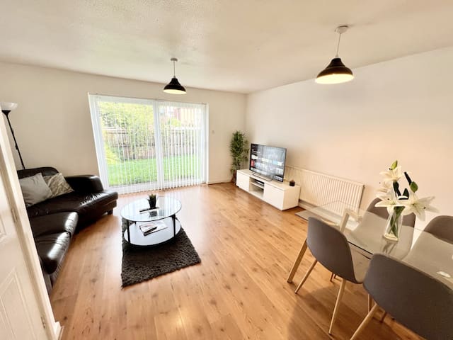 Contractor/Family stays FREE parking (7P)