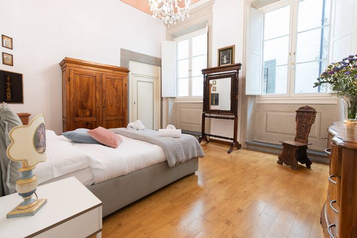 Santo Spirito Frescoed 6 sleeps apartment gallery image 5