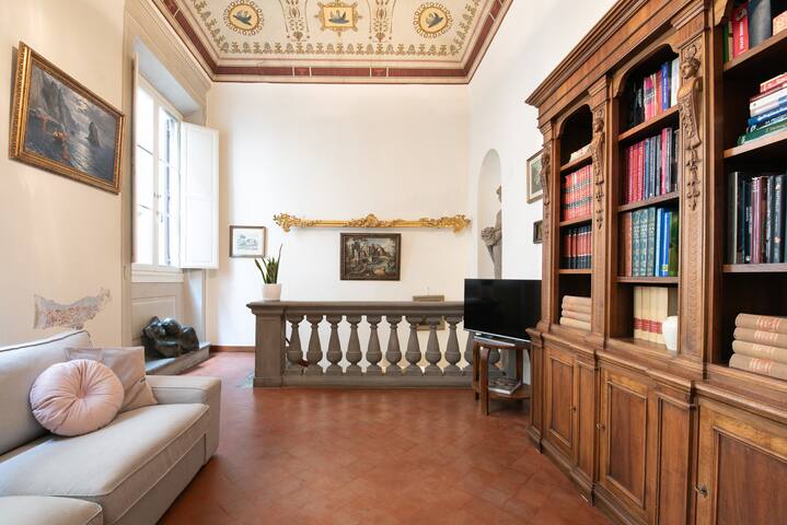 Santo Spirito Frescoed 6 sleeps apartment gallery image 3