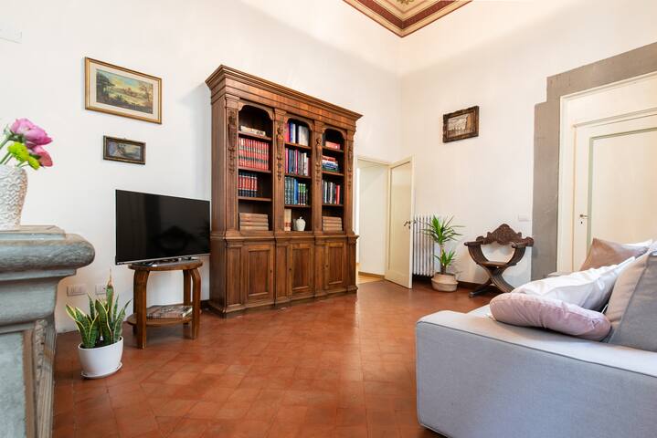 Santo Spirito Frescoed 6 sleeps apartment gallery image 4