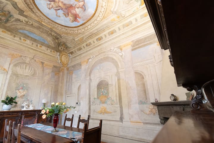 Santo Spirito Frescoed 6 sleeps apartment gallery image 2