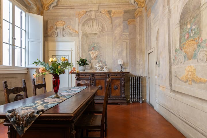 Santo Spirito Frescoed 6 sleeps apartment