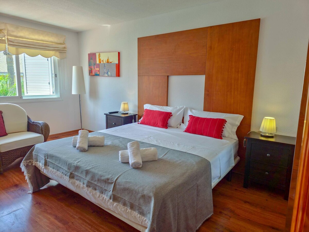 Anuncio de Airbnb popular: 4 bedroom Terrace WI-FI Pool 5 min. from the beach en Arona
