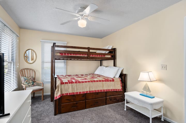 B20: Bay Meadow 20 | ML Bedroom 5 - Pyramid Bunk Bed