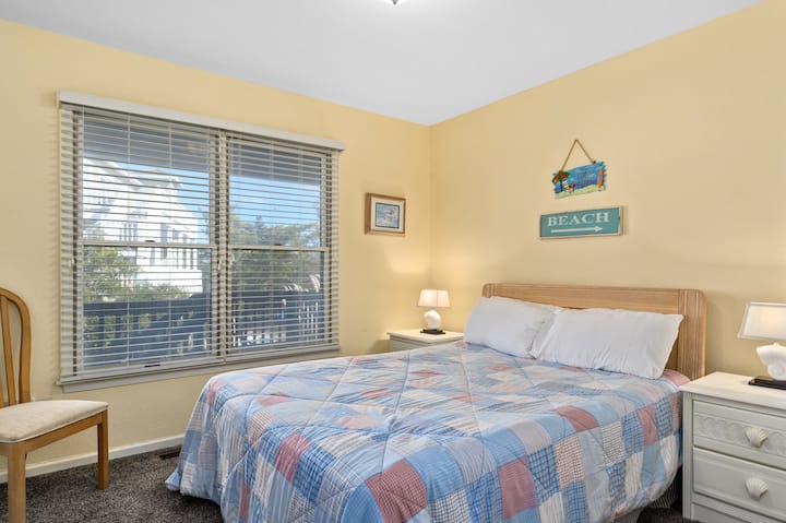 B20: Bay Meadow 20 | ML Bedroom 1 - queen