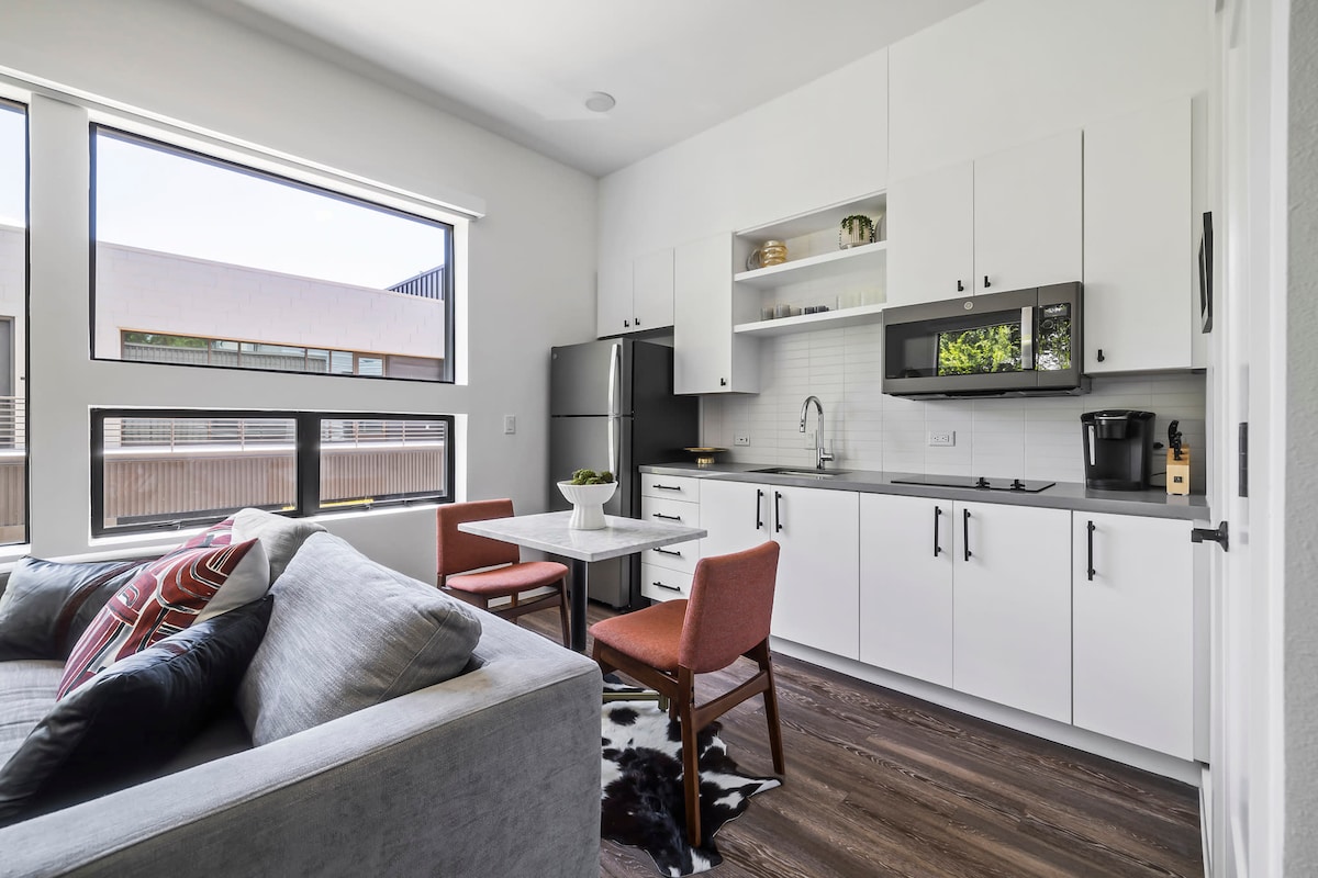 Bright Studio Near Rainey St | Mins to DT ATX