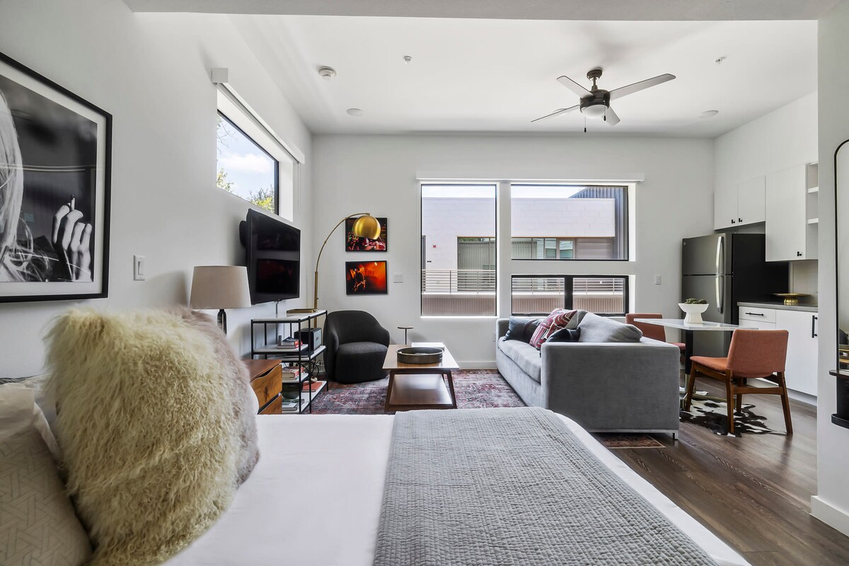 Bright Studio Near Rainey St | Mins to DT ATX