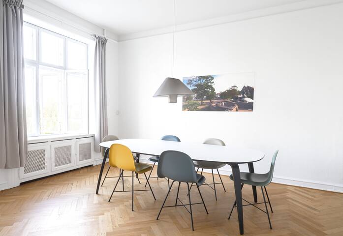 Fantastic and central 3-BR with lake-view – 75