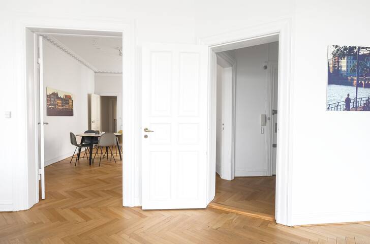 Fantastic and central 3-BR with lake-view – 75 gallery image 5