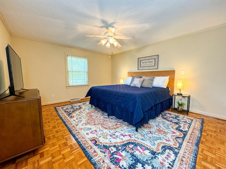 סוויטת קינג כוללת מיטת קינג סייז עם מזרן חדש מקצף זיכרון!