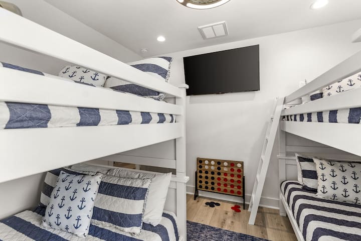 ค่ำคืนภาพยนตร์สำหรับเด็กเล็ก - ห้องเตียงสองชั้นพร้อมสมาร์ททีวีและเตียงสองชั้นที่เหมาะสำหรับเด็กสำหรับการเข้าพักที่เกาะกัลเวสตันอย่างสะดวกสบาย