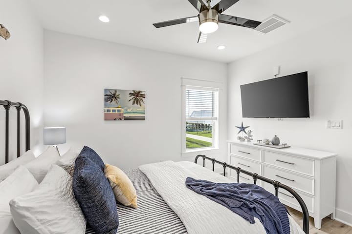 ผ่อนคลายหลังจากวันหยุดที่ชายหาด - ห้องนอนควีนไซส์ที่อบอุ่นบนเกาะกัลเวสตันพร้อมสมาร์ททีวีและผ้าปูที่นอนสวยงามสำหรับค่ำคืนที่สบาย