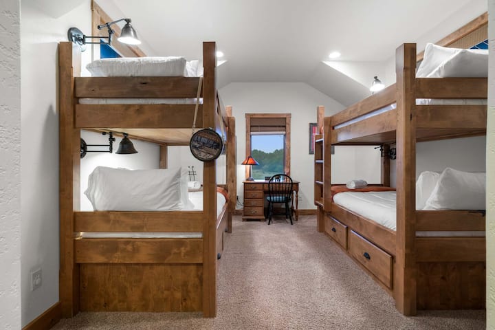 חדר שינה עם מיטת קומתיים