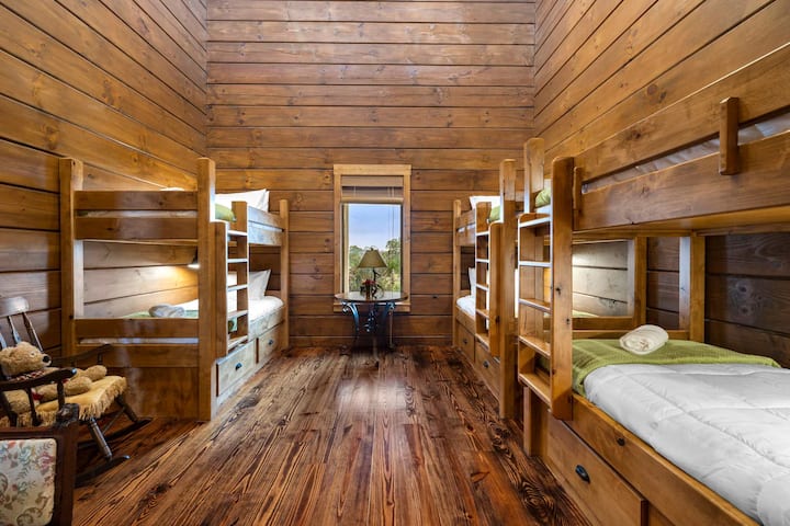 מיטות קומתיים בקומה הראשונה עם חדר רחצה צמוד