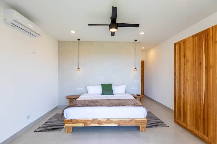Disfruta de la comodidad y el estilo en el tercer dormitorio principal de Casa Alta, Nosara.