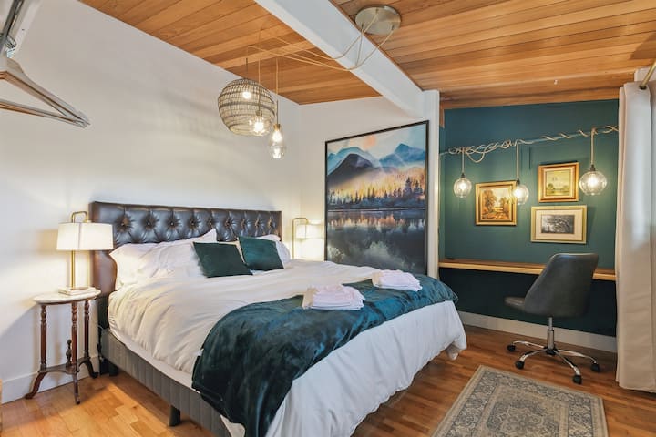 A luxurious king bed overlooking the lake is a perfect spot to unwind. There is also a built-in raw edge desk perfect for getting a little work done (if you must!).