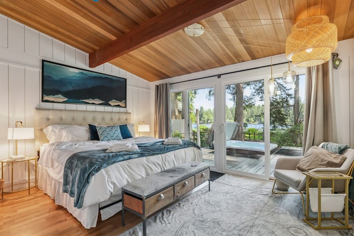 Primary Bedroom with King-sized bed, Air conditioning, and access to the deck and Hot tub. 