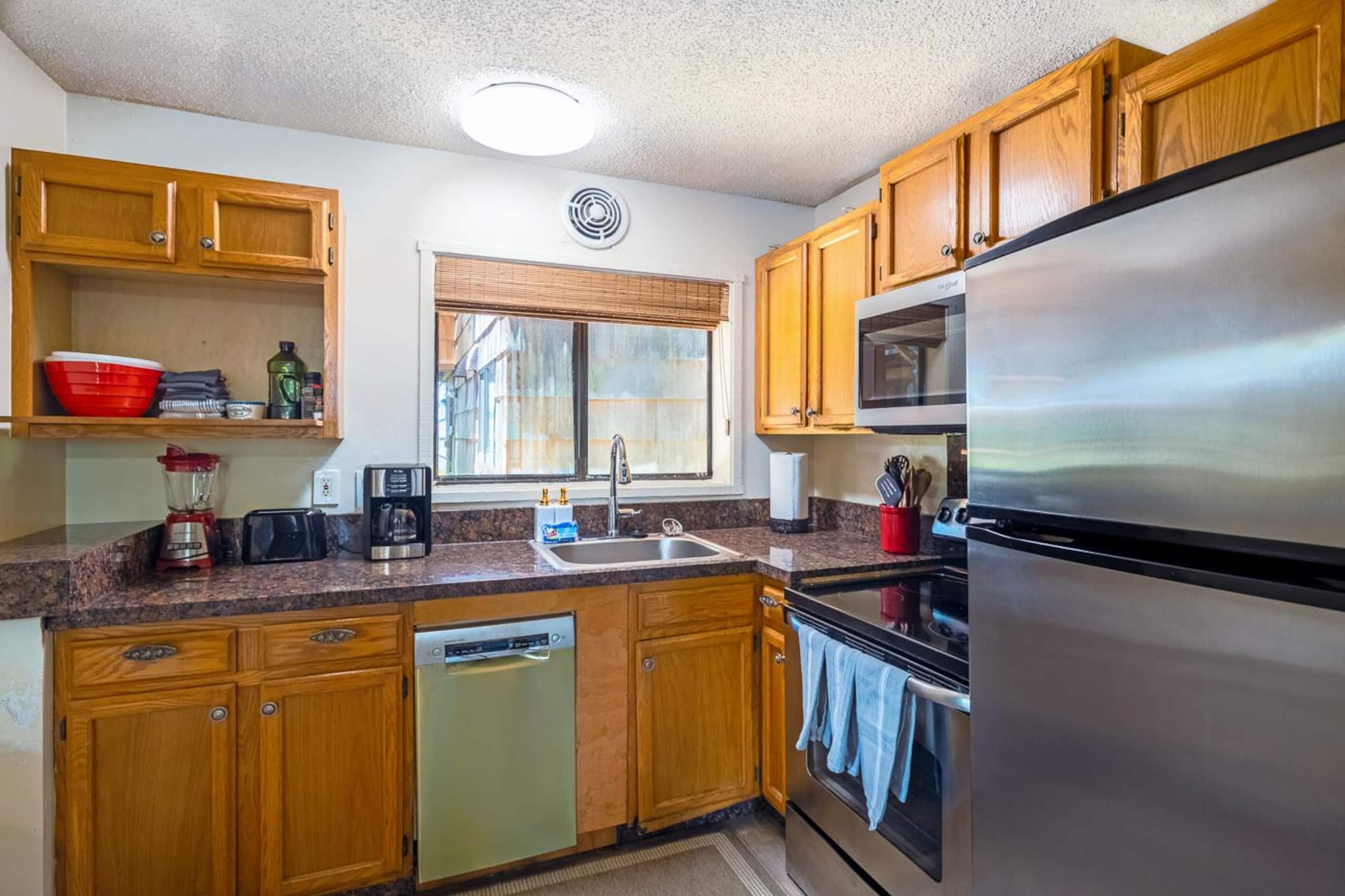 Cozy condo with AC, ocean and mountain views - Photo 8