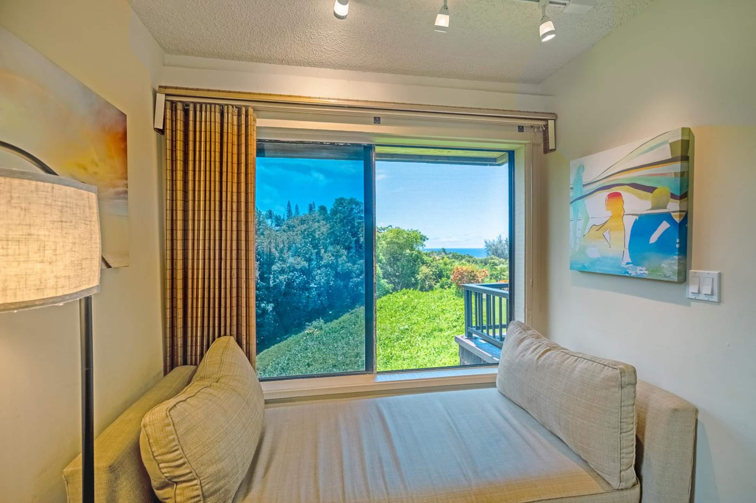 Cozy condo with AC, ocean and mountain views - Photo 2