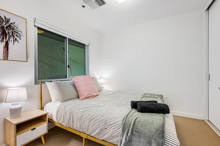 Კარგი დასვენებისთვის განკუთვნილი ეს ოთახი რბილ განათებას აწყობს ახალი, მარტივი სტილით.

