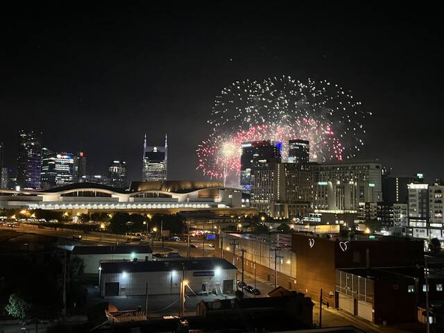 Skybox Suite | NYE Fireworks from Balcony