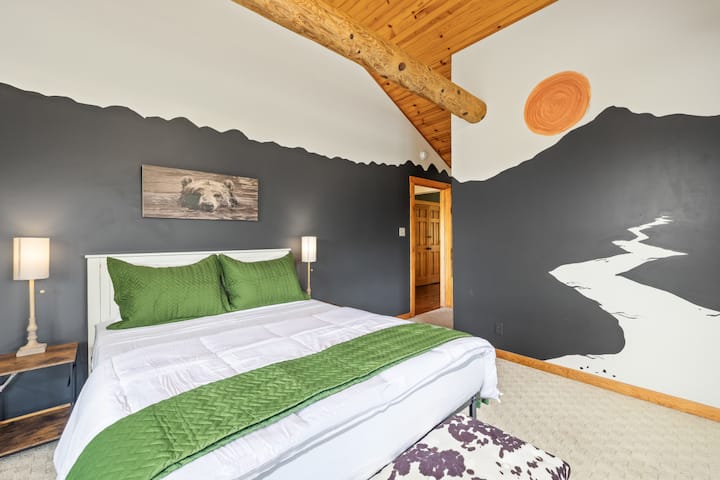 Spálňa č.2 - veľká manželská posteľ s futónom a vlastnou nástennou maľbou