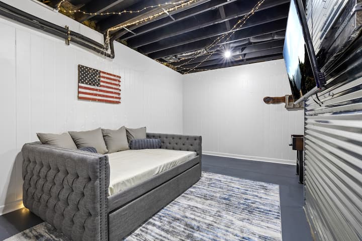 Pohovka v suteréne je tiež menšia manželská posteľ.