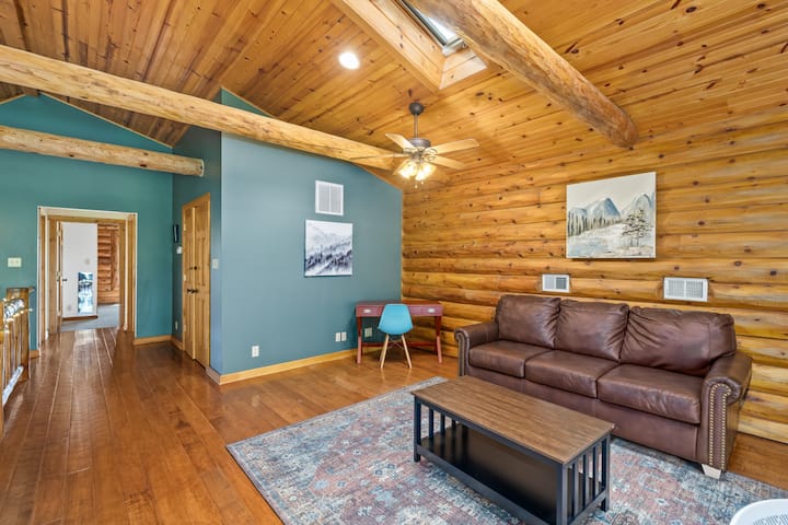 Loft - rozkladacia pohovka veľkosti Queen s vyhradeným pracovným priestorom