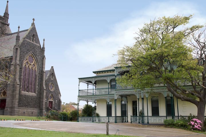 Myer’s Manor I Entire Mansion in Geelong CBD gallery image 2