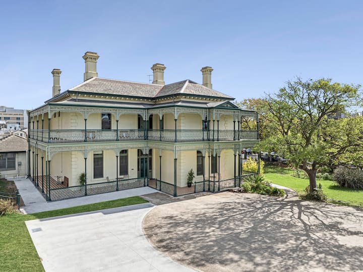 Myer’s Manor I Entire Mansion in Geelong CBD