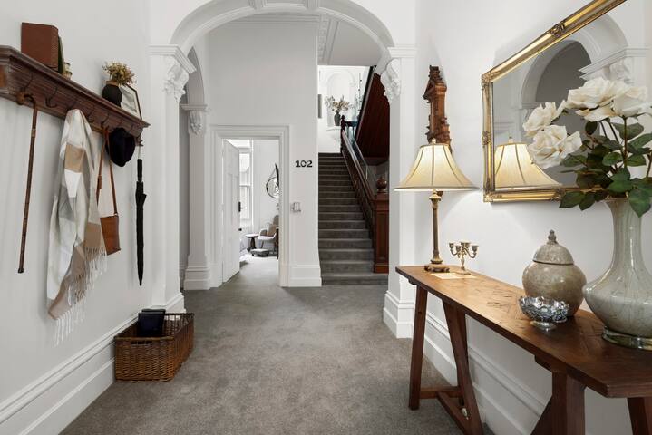 Myer’s Manor I Entire Mansion in Geelong CBD gallery image 3