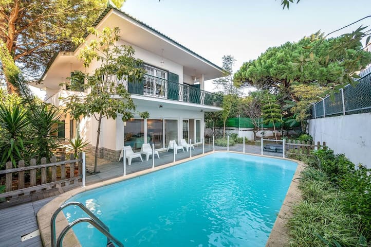 Chic Coastal Villa • Pool, Garden & Beach Vibes